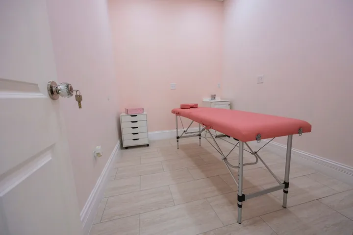 Private skin suite with single treatment bed